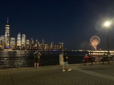 REABRE NUEVA YORK CON PIROTECNIA, LEVANTA RESTRICCIONES