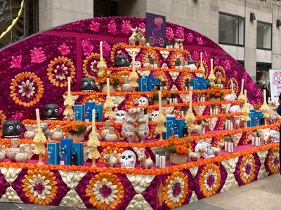 RINDE TRIBUTO NUEVA YORK A VÍCTIMAS DE COVID-19 CON OFRENDA DE DÍA DE MUERTOS