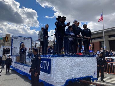 CON DESFILE RECIBE JERSEY CITY AL EQUIPO FENÓMENO DE BALONCESTO